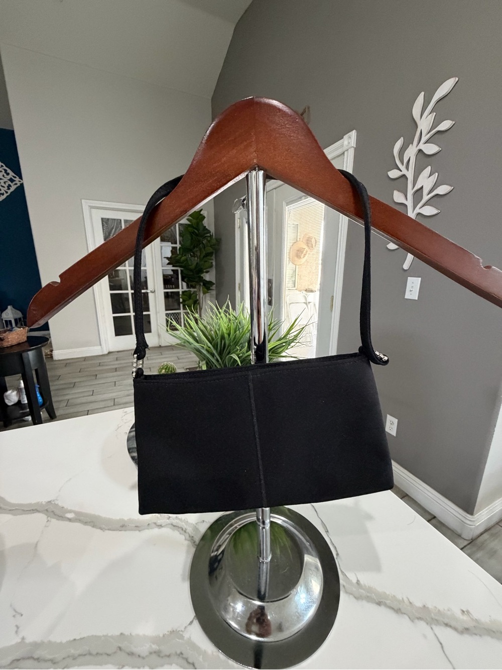 Mondani Classic Black Shoulder Bag - Minimalist Style 8.5 X5